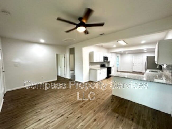 Building Photo - 300 N Oak Dr