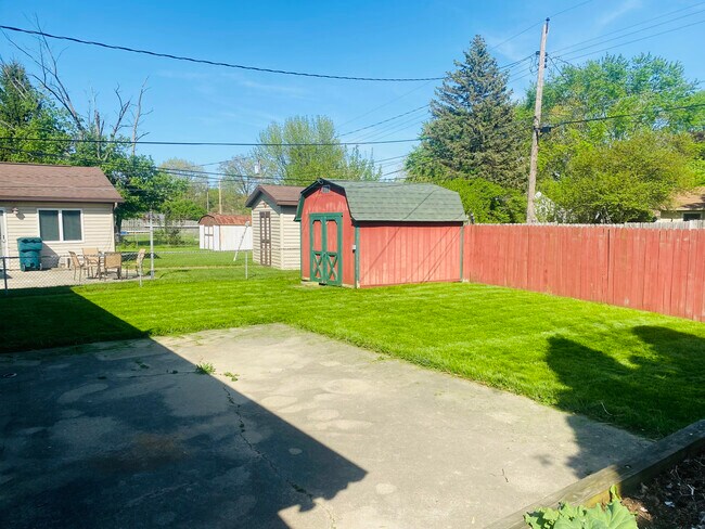 Backyard - 2905 S Chippewa Ln