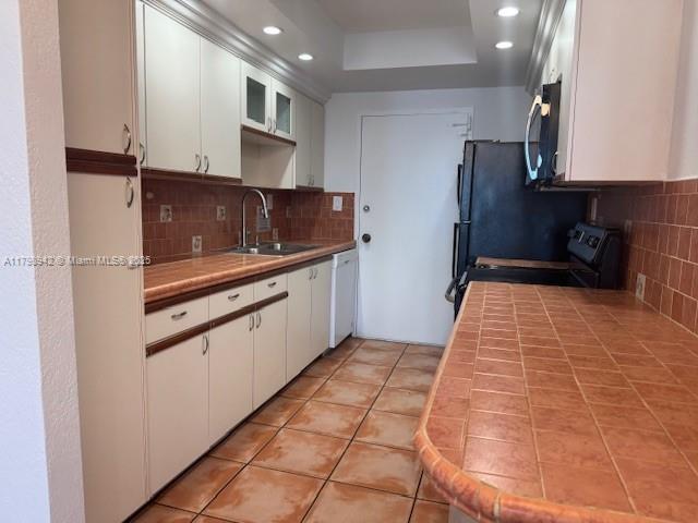 Building Photo - 5401 Collins Ave