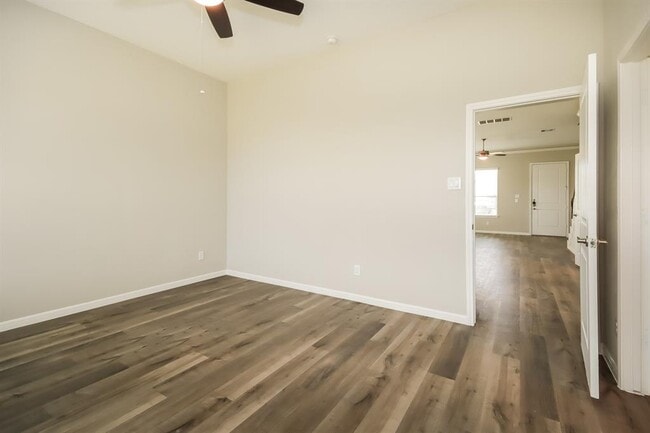Building Photo - 9886 Crescent Cove Dr