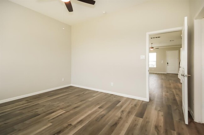 Building Photo - 9910 Crescent Cove Dr