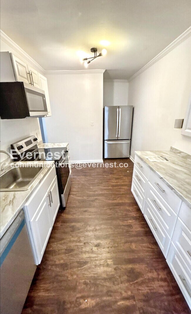 Building Photo - 3 Bed/2 Bath Home with Fenced Yard / Available Now!