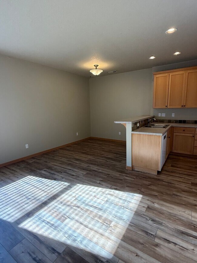 Building Photo - Beautifully Refurbished and updated Townhome style Home in Southeast Portland