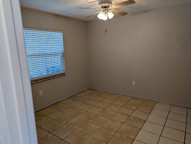 Building Photo - Lovely 3 bed 2 bath duplex