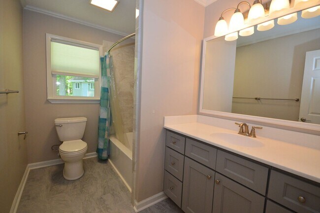 Building Photo - 304 Arrundale Dr