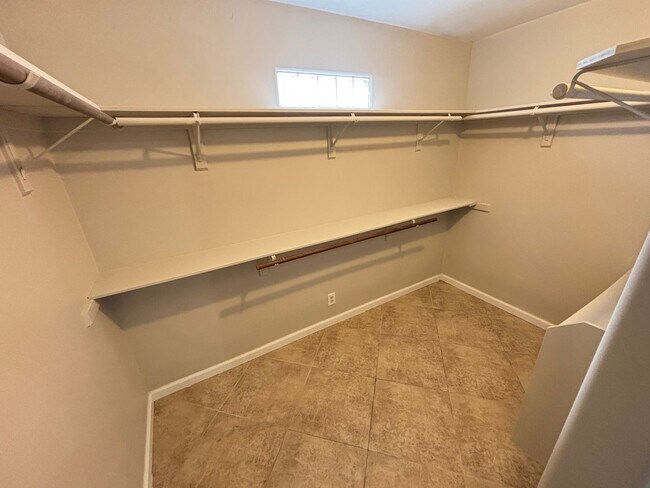 Building Photo - Beautiful 3Bed/2Bath Home located in South...