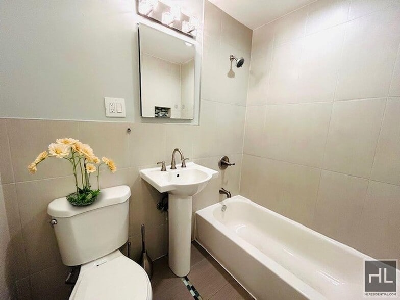 Building Photo - Enormous Striver's Row 2 Bedroom/Flex 3 Du...
