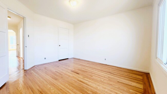 Building Photo - Sunset Single-Family Home Available for Le...