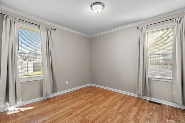 Building Photo - 2215 Rowland Ave