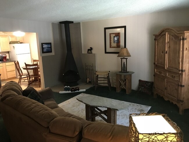 Building Photo - Fully furnished condo with pool