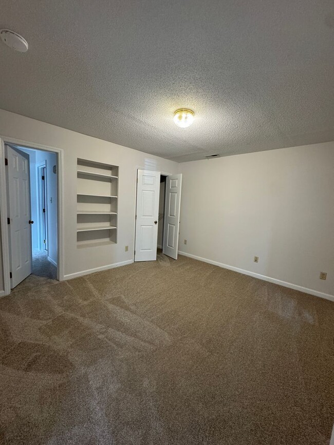 Building Photo - 2 bedroom 2 bath condo in Parkside Condos ...