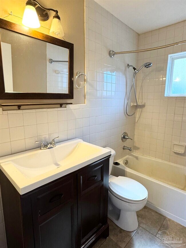 Building Photo - 1010 Hawthorn Dr