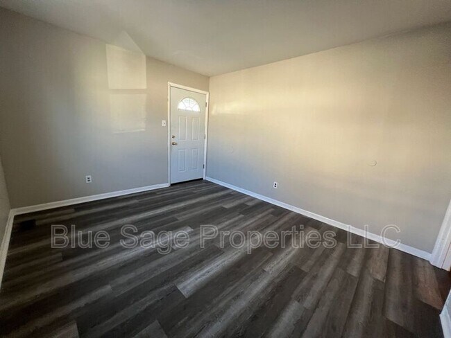 Building Photo - 727 Clifton Ave