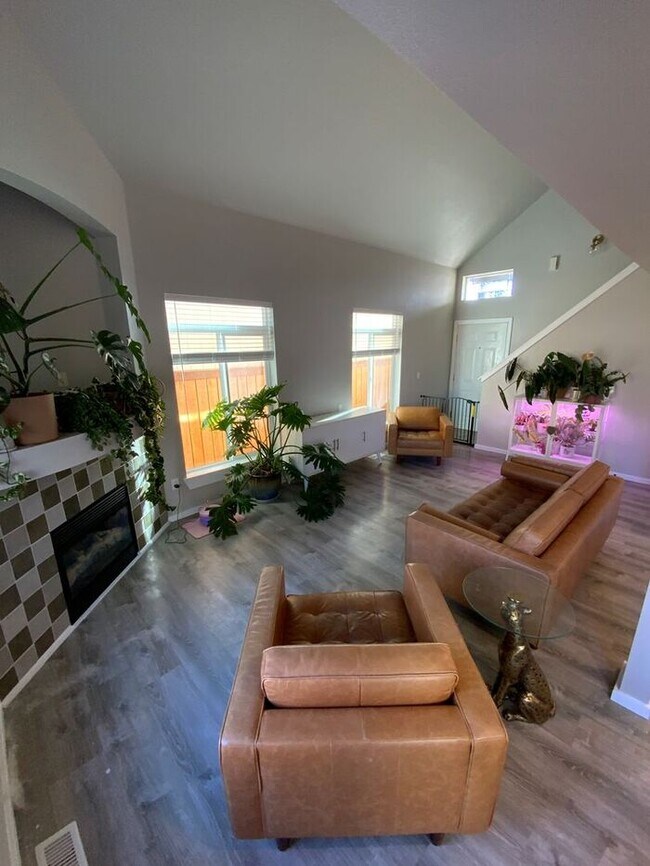 Building Photo - AVAILABLE NOW! Spanaway Home 3bdr & 2.5 bath 2 car garage & UPDATED FLOOR PLAN