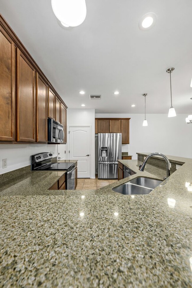 Building Photo - Golden Ridge at RiverWalk