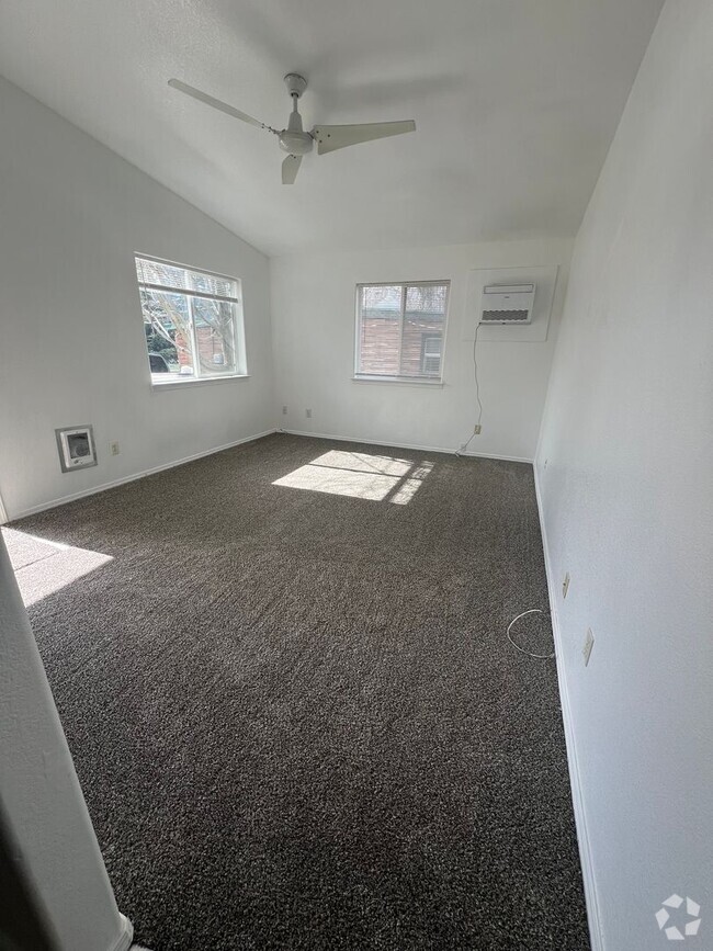 Building Photo - Newly Renovated 3 Bedroom, 1 Bathroom Home...