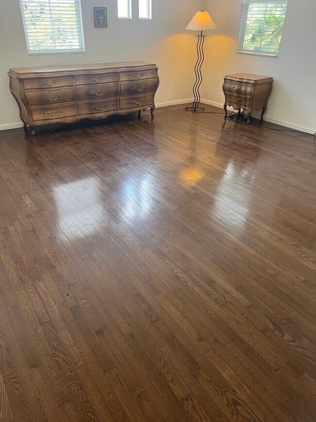 Building Photo - West Ventura Condo with a three car garage!