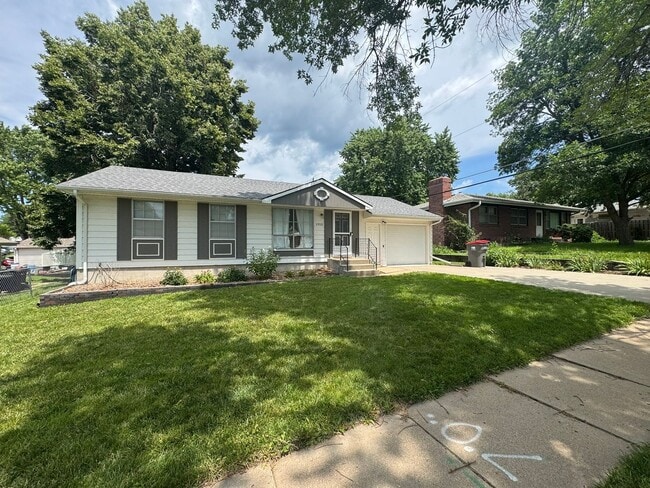 Building Photo - 3 +1 Bed, 1 Bath with attached garage