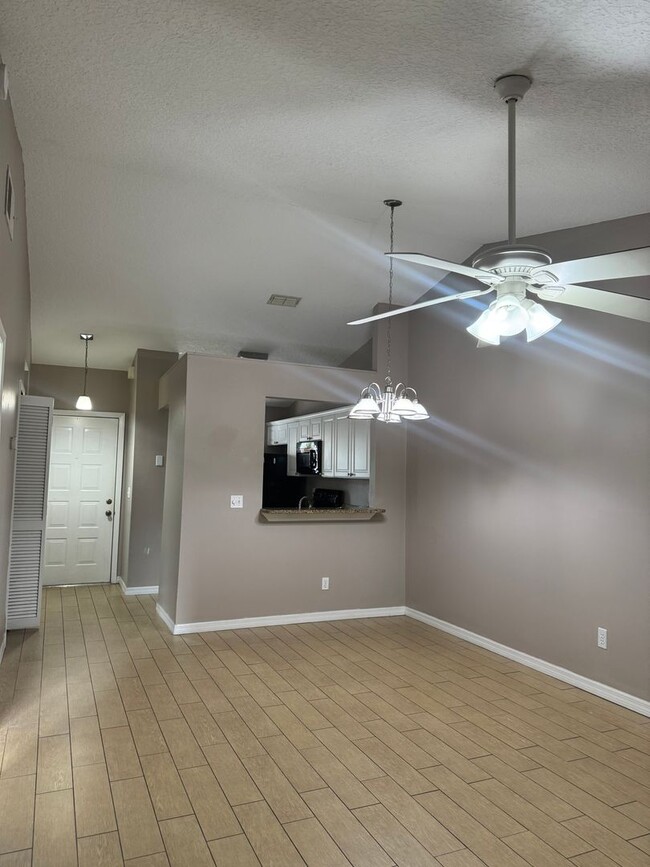 Building Photo - MOVE IN SPECIAL- Cozy 1 Bed/ 1 Bath in King Oak Villas