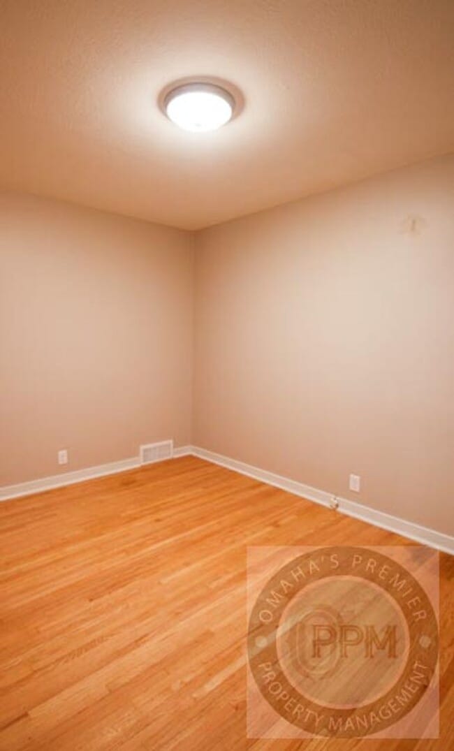 Building Photo - Fully updated 5 bedroom, 2 bathroom house