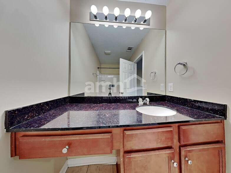 Building Photo - 8 Sunnydale Ln