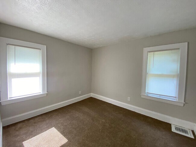 Building Photo - Beautiful Large 5 Bedroom Home Cleveland