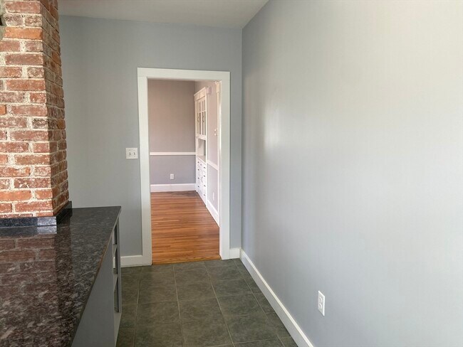 Building Photo - 16 Taft St