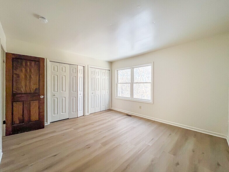 Building Photo - 22 Fox Hill Dr