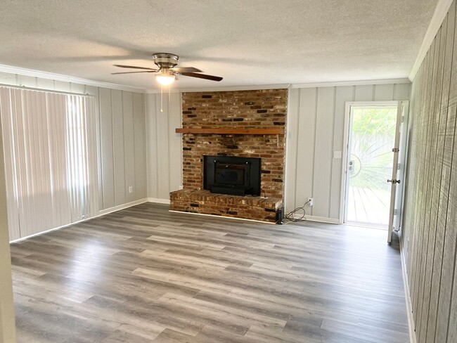 Building Photo - Charming 4BR/2BA Brick Home