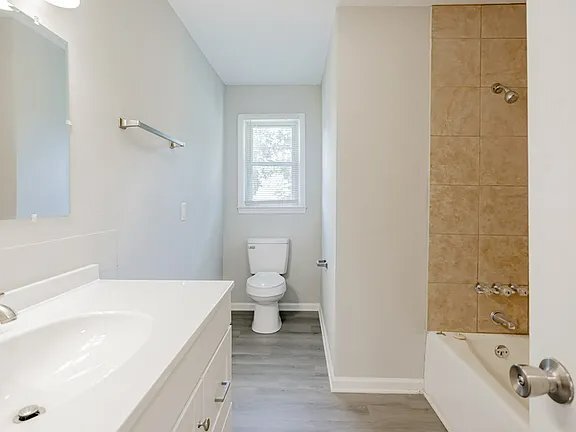 Building Photo - 414 Barclay Ave