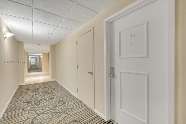 Building Photo - 3200 Port Royale Dr N
