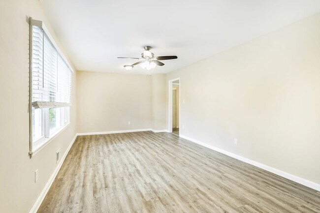 Building Photo - 2490 Brentwood Rd