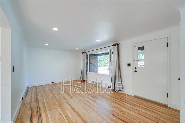 Building Photo - 414 S Pond St