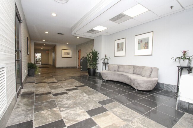 Building Photo - 2101 Chestnut St