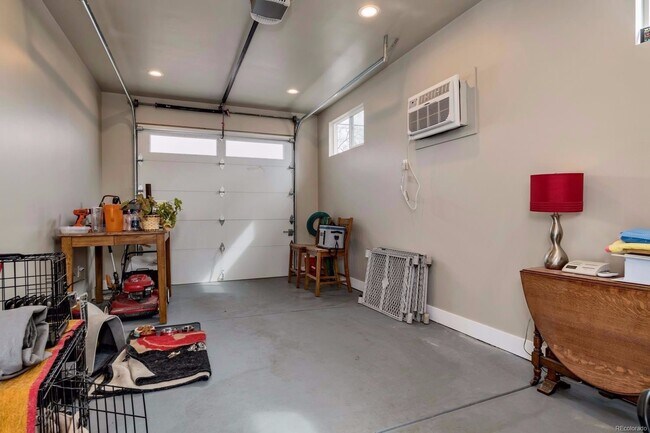 Building Photo - Gorgeous Home in Great Neighborhood! Licen...