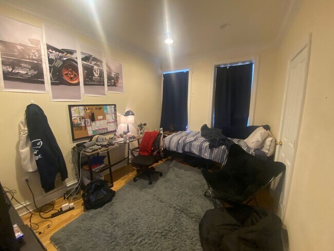 Building Photo - 5 Bedroom House in the Southside Flats!  Central Air. Washer and Dryer on Main Floor. Private Patio.