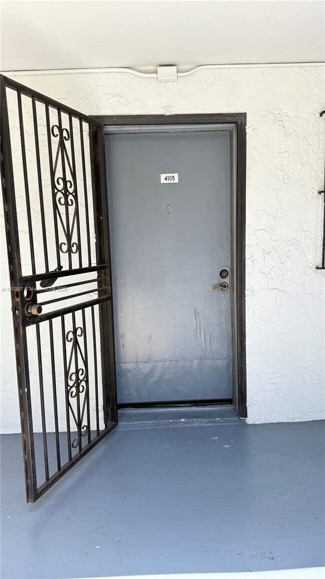 Building Photo - 2498 SW 17th Ave