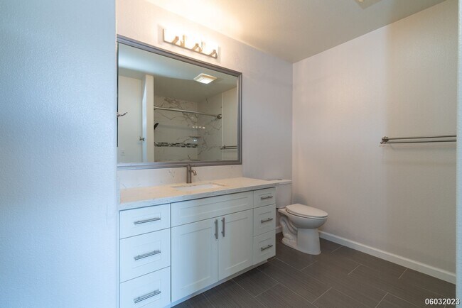 Building Photo - Spacious, Clean, Renovated 2BR/2BA/2Pkg in...