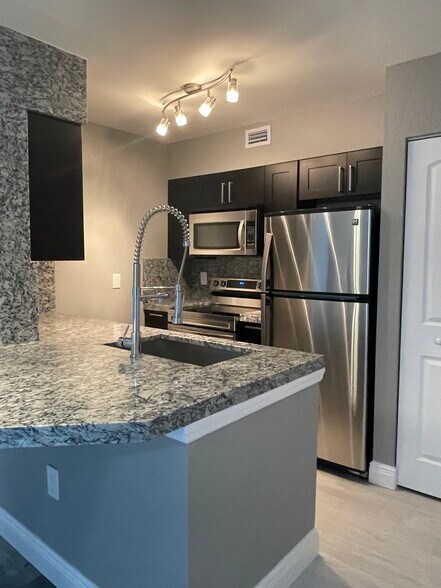 Building Photo - 2803 N Oakland Forest Dr