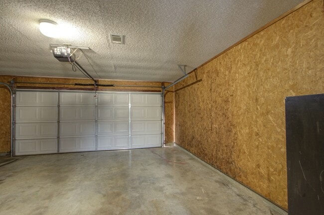 Building Photo - 118 Val Verde Trail