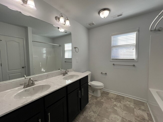 Building Photo - Beautiful 4 Bed 2.5 Bath Raeford Home with Fenced Yard