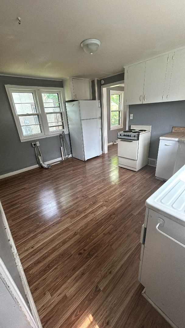 Building Photo - 3 Bedrooms, 2 Bathrooms Single Family Home...