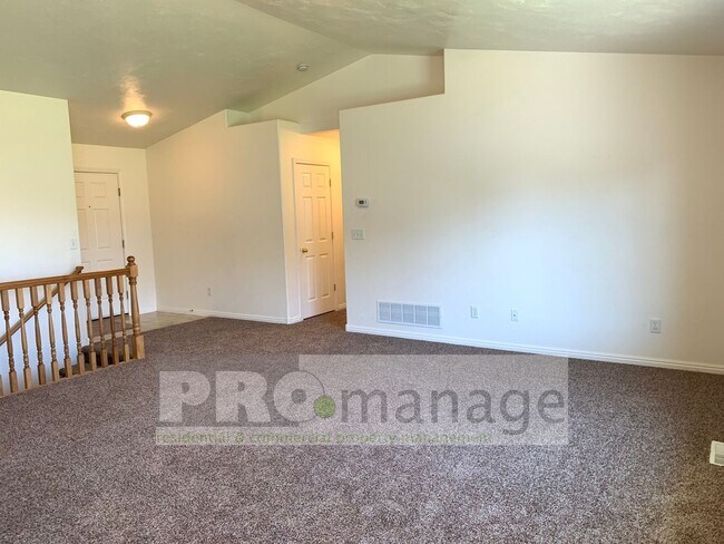 Building Photo - 3 Bed / 2 Bath Townhome w/ 2 Car Garage  -...