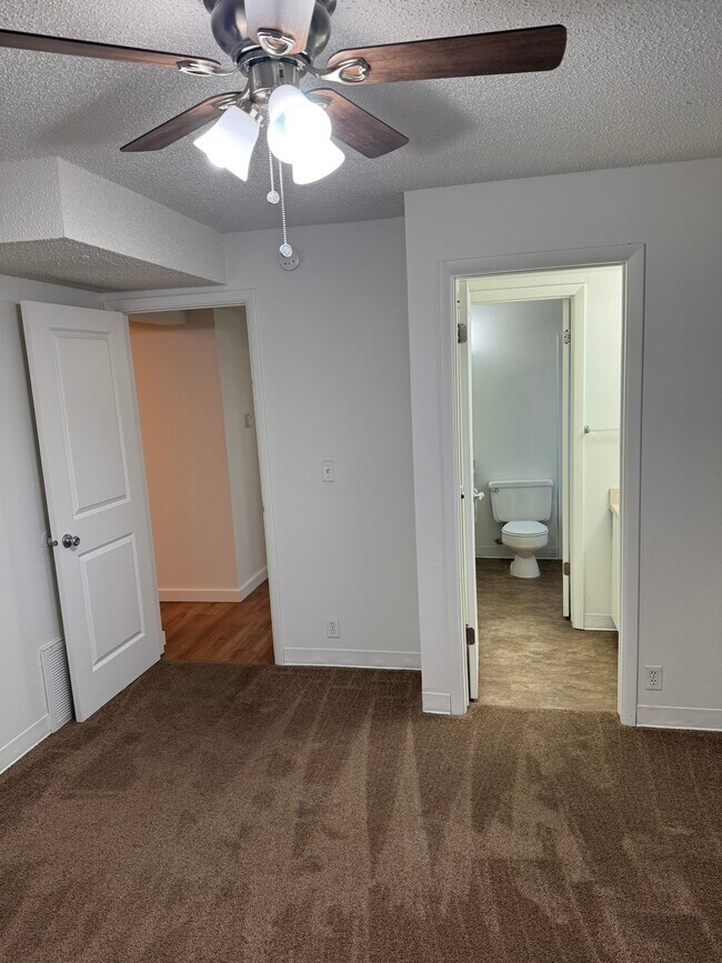 Building Photo - Magnussen Apartments