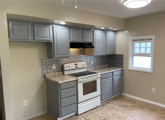 Building Photo - 103 Daytona St