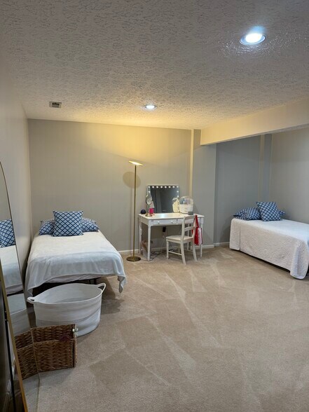 Building Photo - 6941 Dublin Village Dr