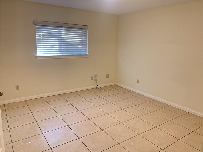 Building Photo - 814 Mobile Dr