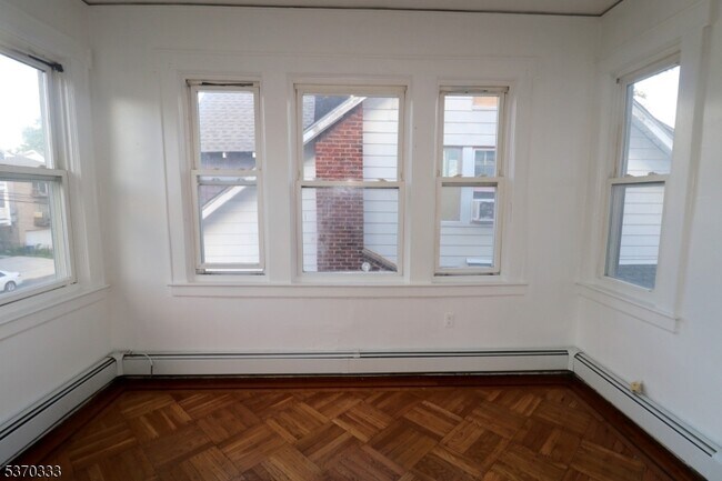 Building Photo - 176 Shephard Ave