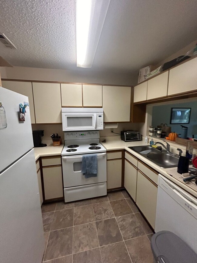 Building Photo - Chapel Hill/Mill Creek Condo