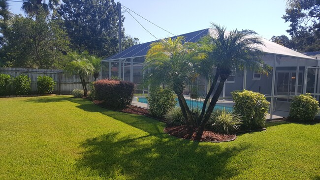 Building Photo - 3 bedroom 2 bath home with screened in pool (coming soon)